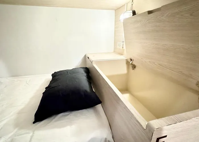 Hostel Friends At Phloen Chit Bangkok