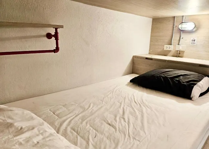 Hostel Friends At Phloen Chit Bangkok